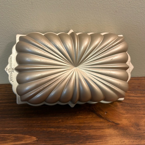 Nordic Ware Other - EUC Nordic Ware Gold Loaf Pan